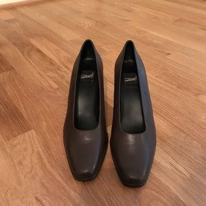 What’s What size 9.5 brown pumps